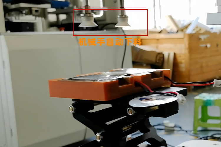 1754299737619628.png 燈罩貼膜機2-機械手下料_副本.png