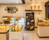 蛋糕店招.全能師傅工資5000--8500，面包師傅工資4000--5500