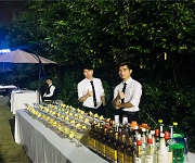 魔貼世家首次新品發布會邀請【佛山展翅調酒咖啡西點培訓學?！空{酒師作為花式調酒演出嘉賓